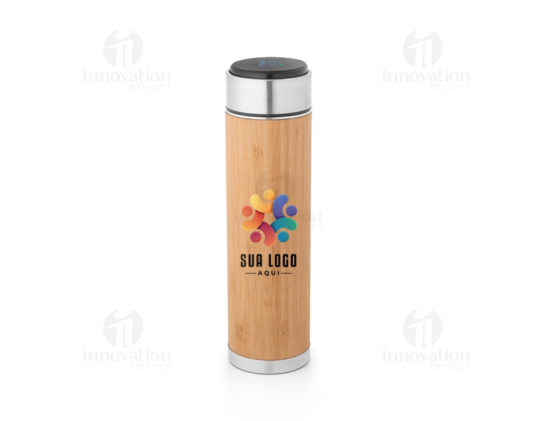 Garrafa térmica em aço inox com infusor, produto contendo líquido transparente.