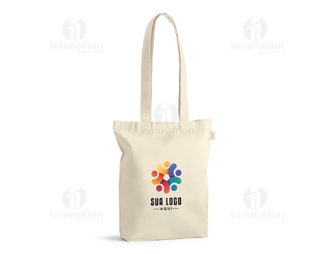 Sacola em algodão reciclado marrom, com alça e design moderno. Ideal para compras, presentes e acessórios de moda. Embalagem vazia e elegante, com zíper e etiqueta de preço. Elegância e estilo em um único produto.