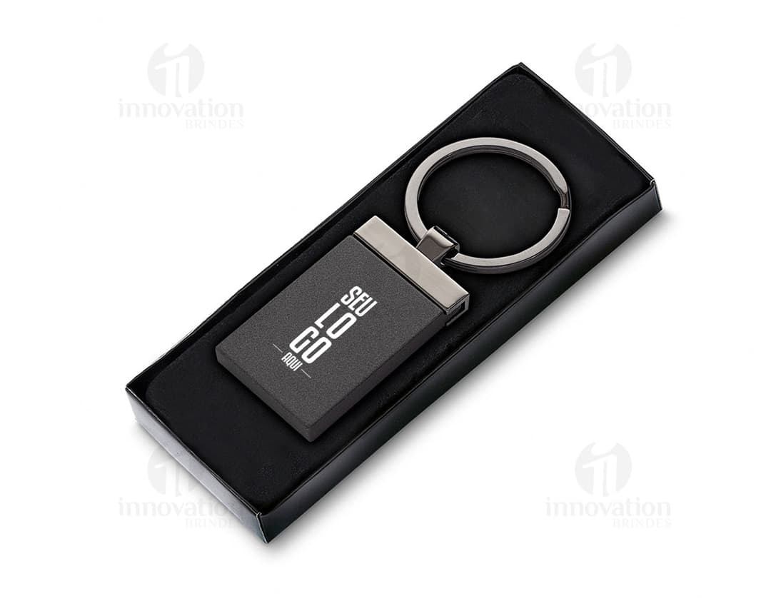 Chaveiro de liga preto para uso diário, com design moderno e funcional. Feito de couro e metal, perfeito para armazenar chaves e acessórios tecnológicos.