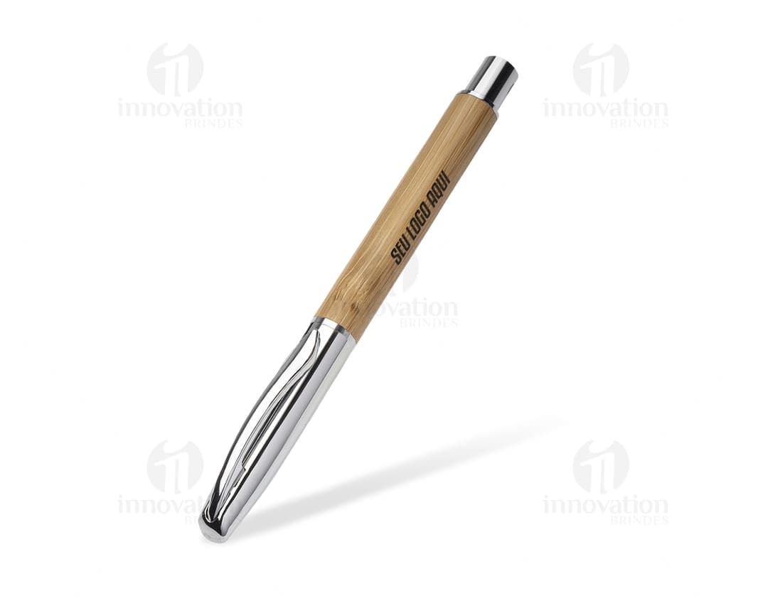Caneta feita de bambu com detalhes metálicos.