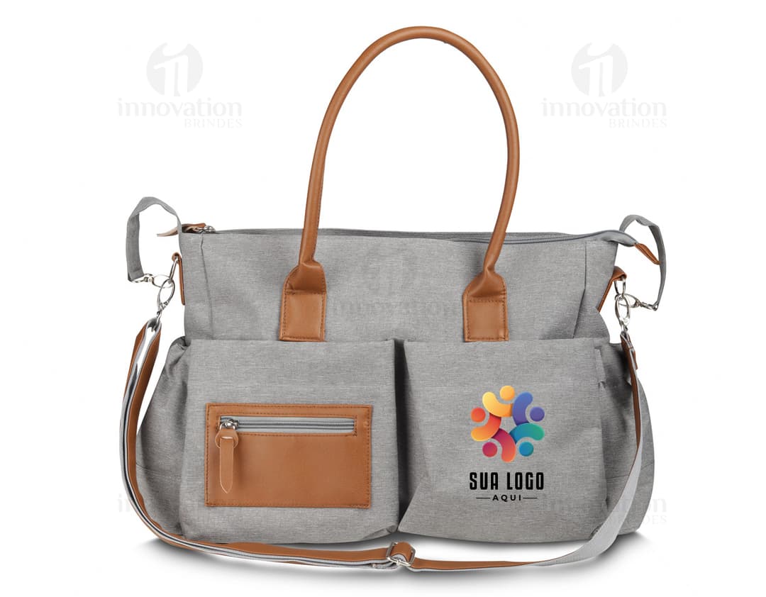 Mochila multifuncional marrom de couro com alça, zíper, fivela, fecho e detalhes em metal. Elegante, moderna e casual, ideal para mulheres em busca de praticidade e estilo.