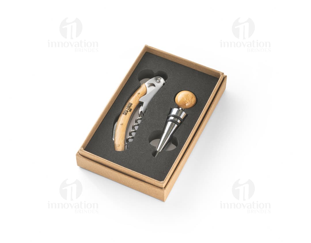 Conjunto de vinho em metal e madeira contendo saca-rolhas, abridor de garrafas, martelo, chave de fenda, alicate, chave inglesa, faca, parafusos e outros acessórios. Ideal para abrir e servir garrafas de vinho com praticidade e elegância.