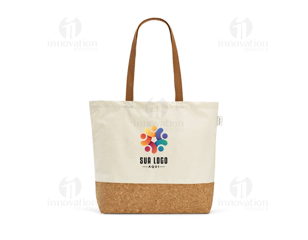 Sacola de compras de papel marrom com alça, vazia e aberta, com design simples e etiqueta. A imagem mostra uma única sacola de presente vazio em close-up, com uma fita amarela.