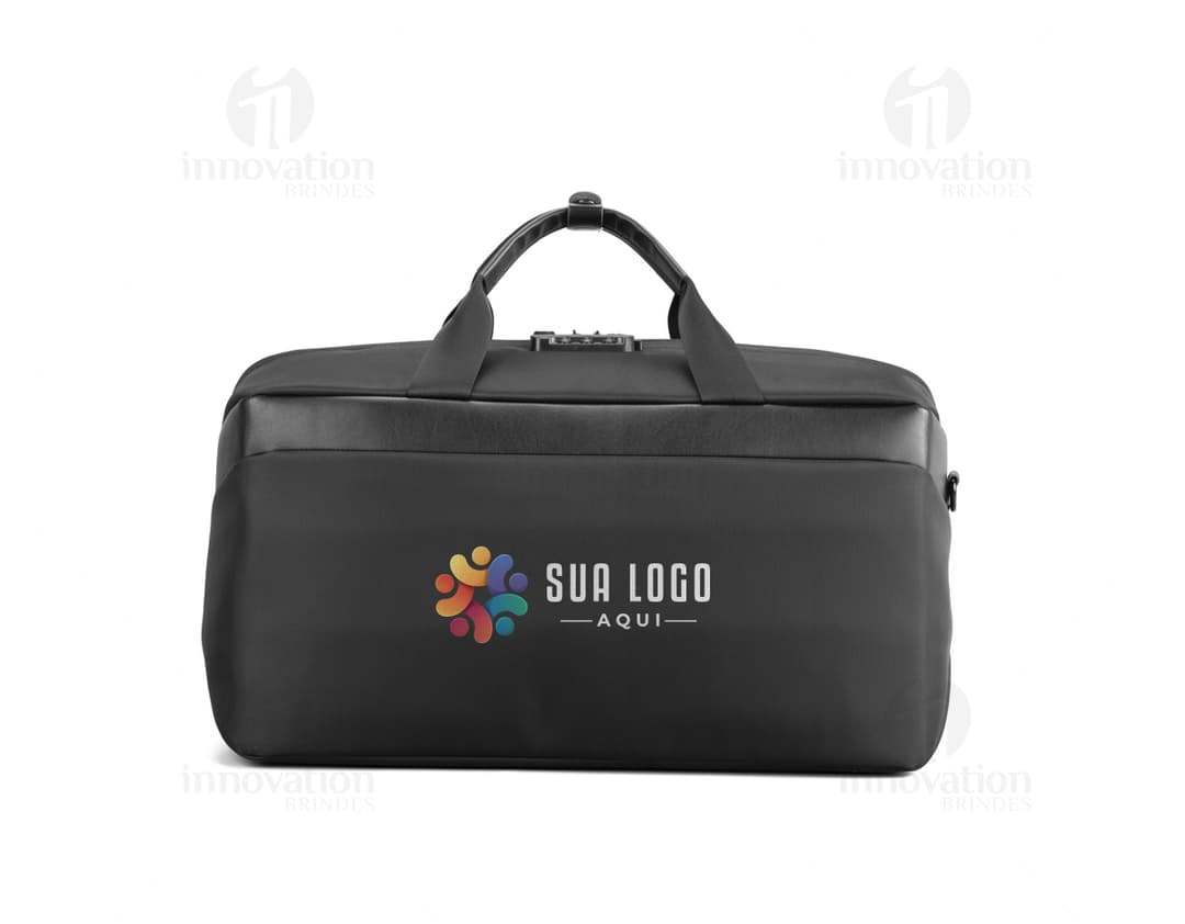 Mala executiva de couro preto com alça, fecho de zíper e compartimentos internos para guardar documentos e equipamentos eletrônicos. Produto moderno e elegante, ideal para viagens de negócios e reuniões corporativas.