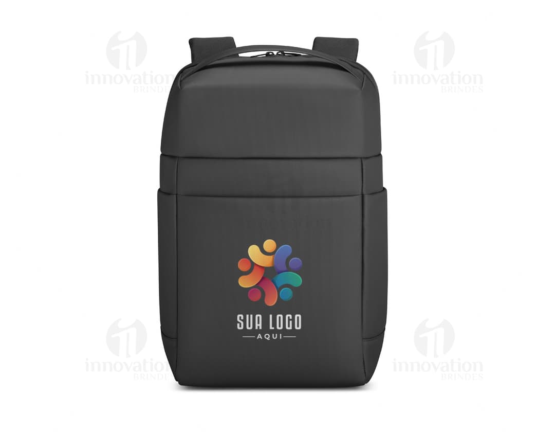 Mochila para Notebook Premium em cor preta, design moderno e resistente. Perfeito para transportar seu dispositivo eletrônico com segurança e praticidade. Ideal para uso no escritório, viagens de negócios ou no dia a dia. Além disso, possui compartimentos extras para armazenar outros objetos e documentos.