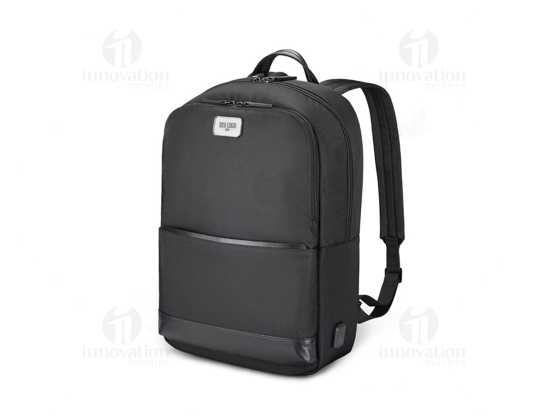 Mochila para Notebook Premium, moderna e elegante em couro preto. Possui diversos compartimentos para equipamentos eletrônicos, alças resistentes e design vintage. Ideal para viagens de negócios ou para uso no escritório.