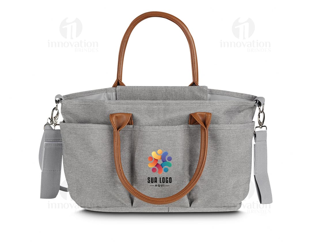 Mochila multifuncional de couro preto, com alça e zíper. Elegante e moderna, ideal para uso diário.