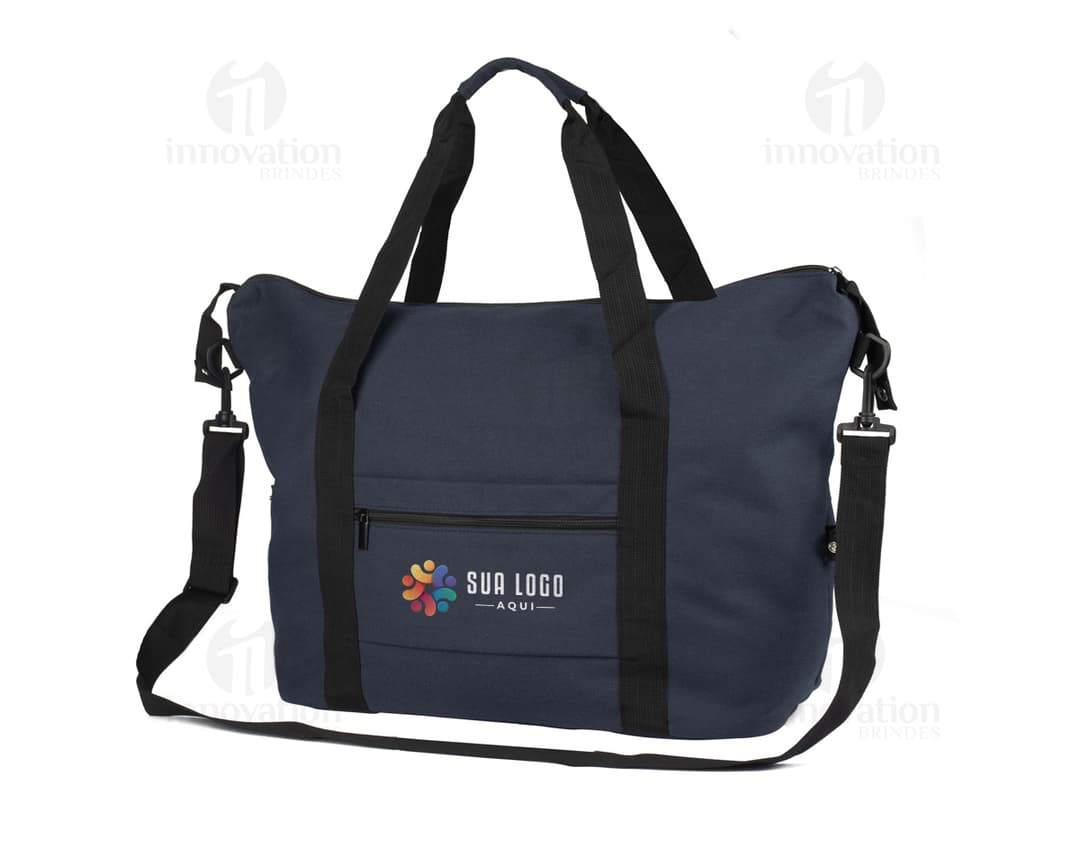 Mala esportiva de couro preto com zíper, alça única e alça de transporte. Moderna e elegante, ideal para viagens e esportes.