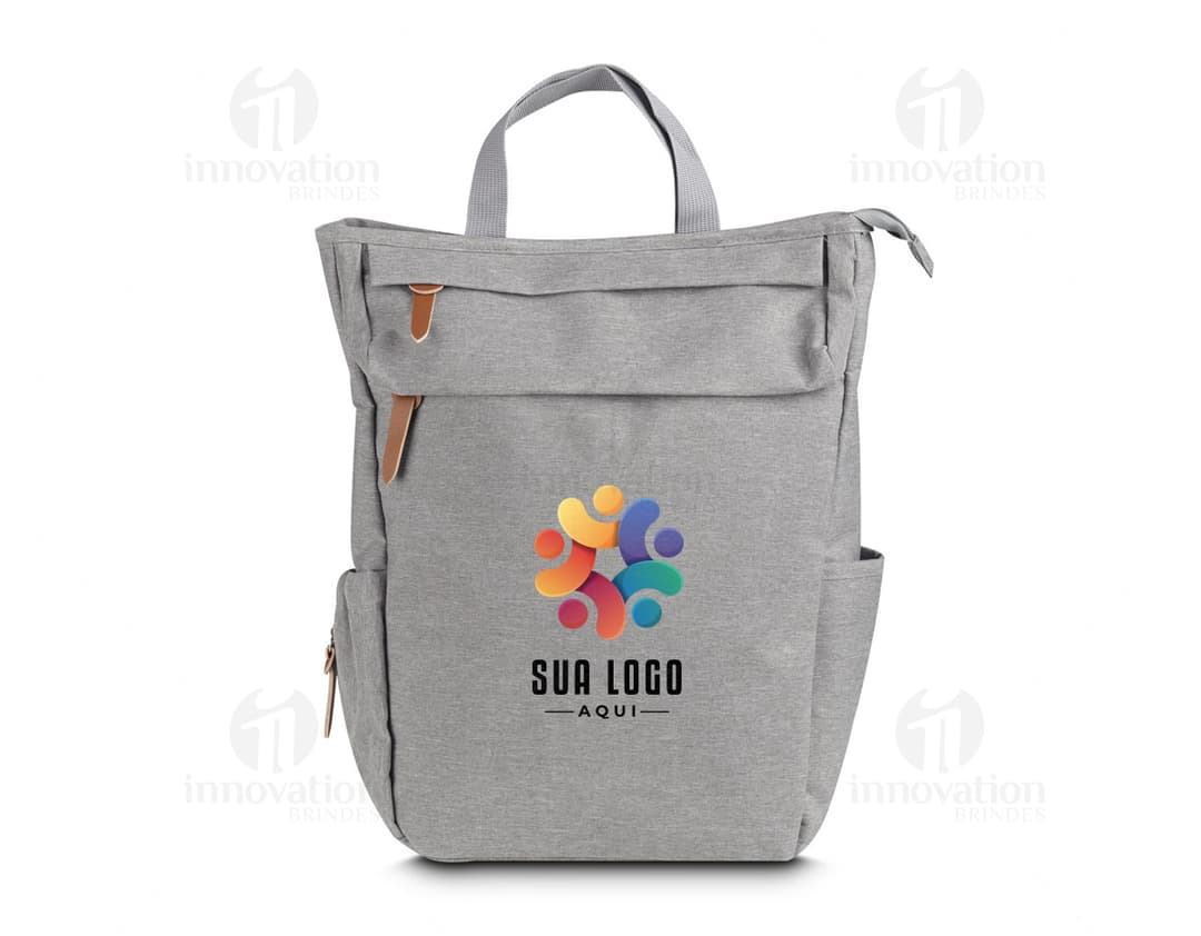 Mochila multifuncional de couro marrom e preto, com alças, zíper, e vários compartimentos. Perfeita para uso pessoal ou de negócios, elegante e moderna, ideal para compras, viagens ou uso diário.