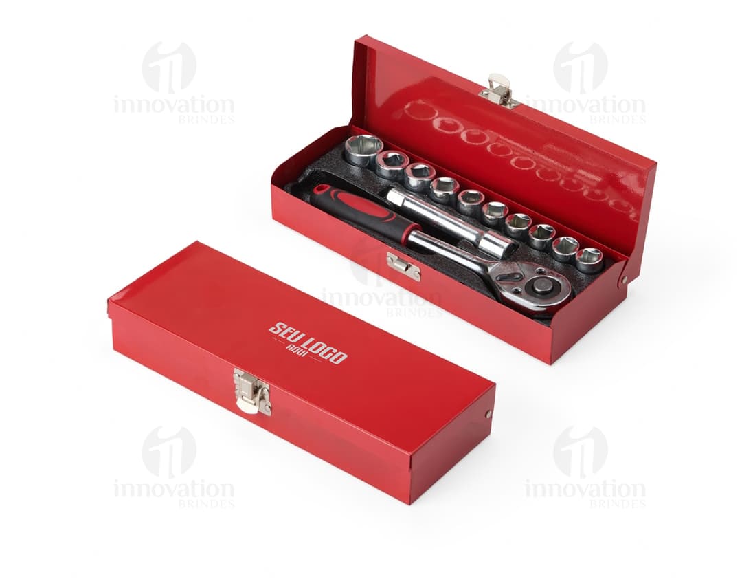 Kit de ferramentas 12 peças com diversos equipamentos, como chaves de fenda, chave inglesa, martelo, alicate, entre outros. Feito de metal e plástico nas cores preto, amarelo e prateado. Ideal para trabalhos de construção e reparos em geral.