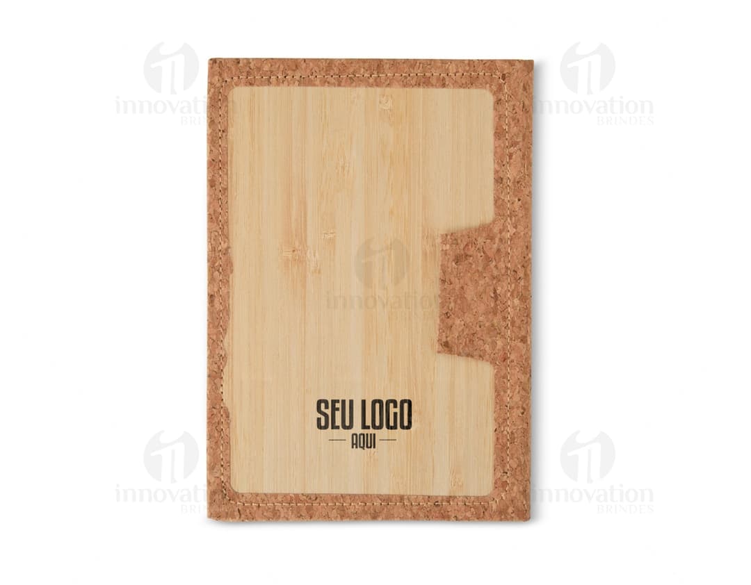 Caderneta em bambu de textura marrom antiga e envelhecida, com design vintage e retro. Feita de papel cartão reciclado e livre de pauta, a caderneta possui um aspecto grunge e vintage, ideal para anotações e decoração. A capa em bambu e as páginas em papel envelhecido conferem um charme especial ao item.