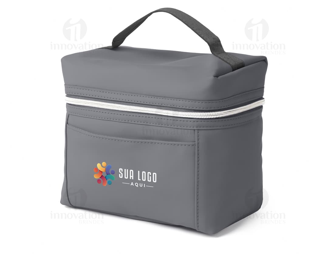 Bolsa térmica preta de couro moderna com alça, fecho de zíper e compartimento único. Ideal para transporte de alimentos e bebidas, trazendo elegância e praticidade para seu dia a dia.