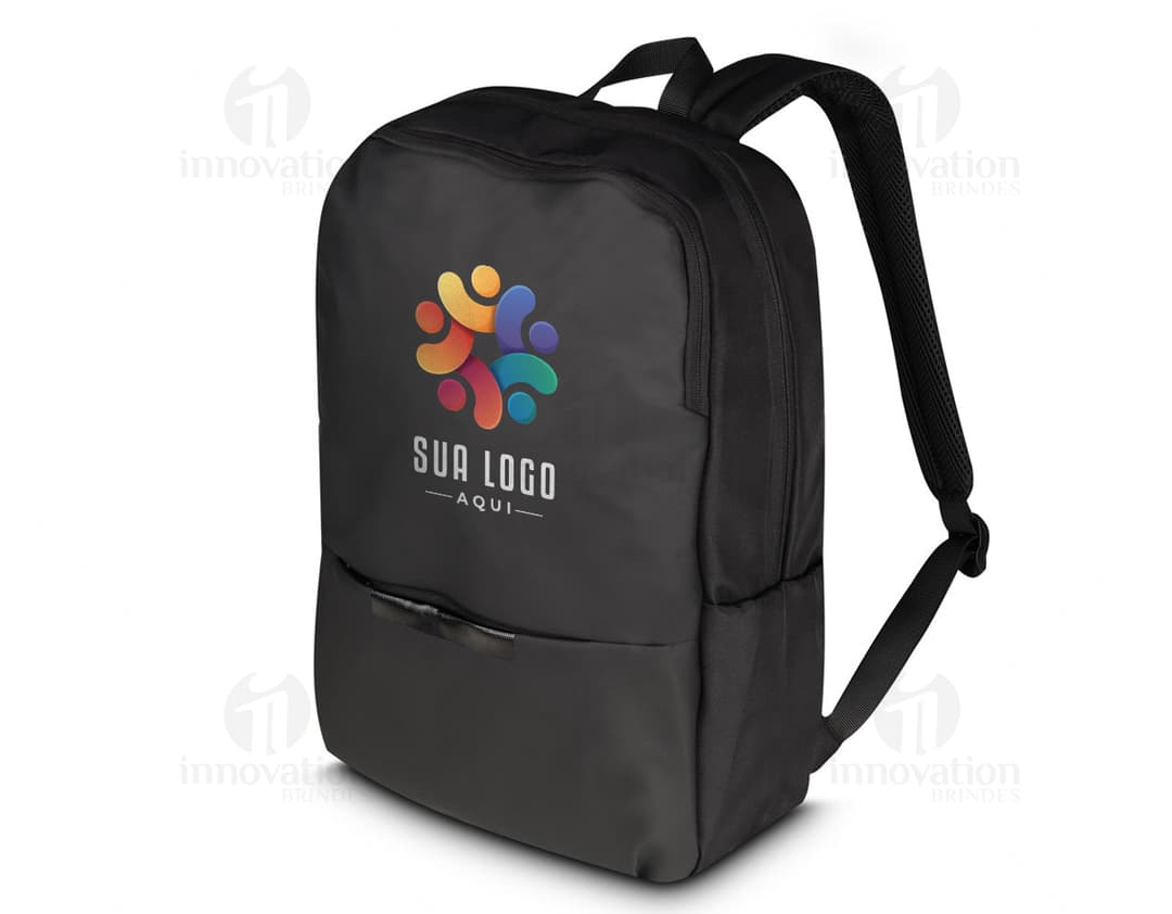 Mochila para notebook preta de couro, moderna e elegante, usada por um homem de negócios. Ideal para viagens de trabalho, possui vários compartimentos e alça ajustável.