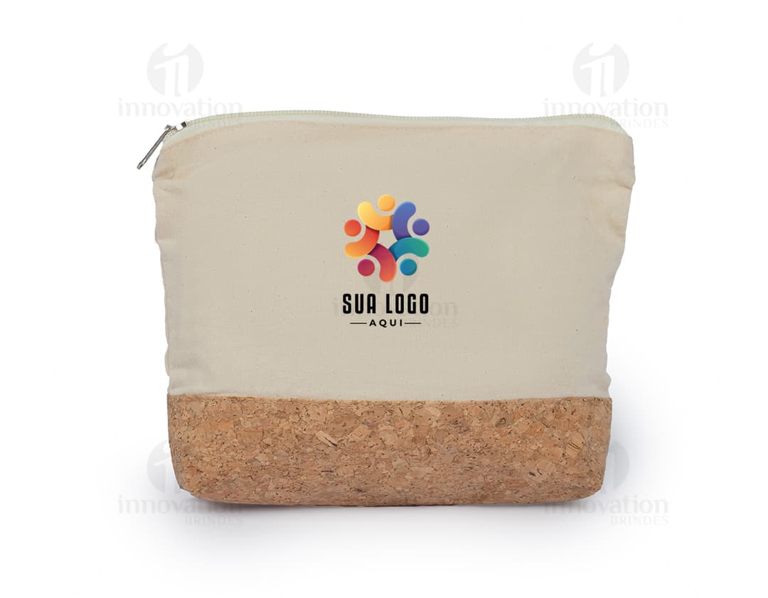 Necessaire em Algodão com design vintage, em forma de almofada, textura macia e detalhes em grunge. Recipiente vazio com fecho de zíper, em uma tonalidade de marrom envelhecido.