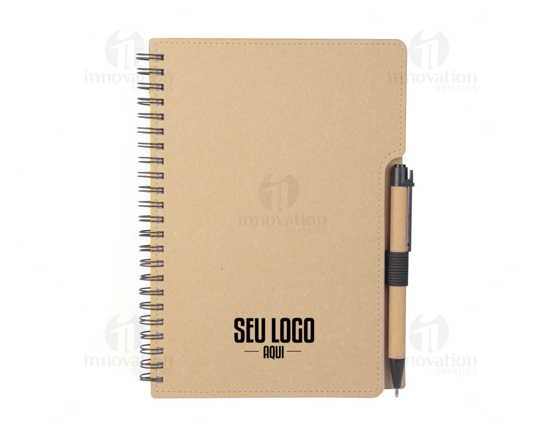 Caderno em couro marrom antigo com páginas em branco, caneta e dinheiro escritos.