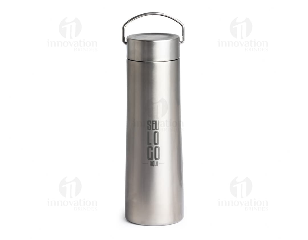 Garrafa térmica 760ml em inox, equipamento de metal, prateado, design moderno, contendo líquido transparente, reflexos brilhantes, vazio e limpo.