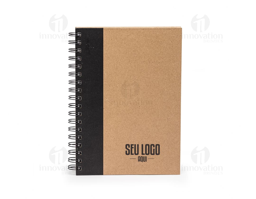 Caderno com capa kraft em textura marrom vazia, pronto para anotações e mensagens. Páginas em branco com design vintage e borda de papel envelhecido, perfeito para uso no escritório, escola ou trabalho.