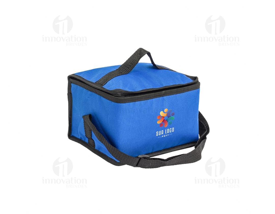 Bolsa térmica de 8 litros em couro preto e marrom, com alça ajustável e detalhes em zíper. Perfeito para manter seus alimentos frescos durante o dia.