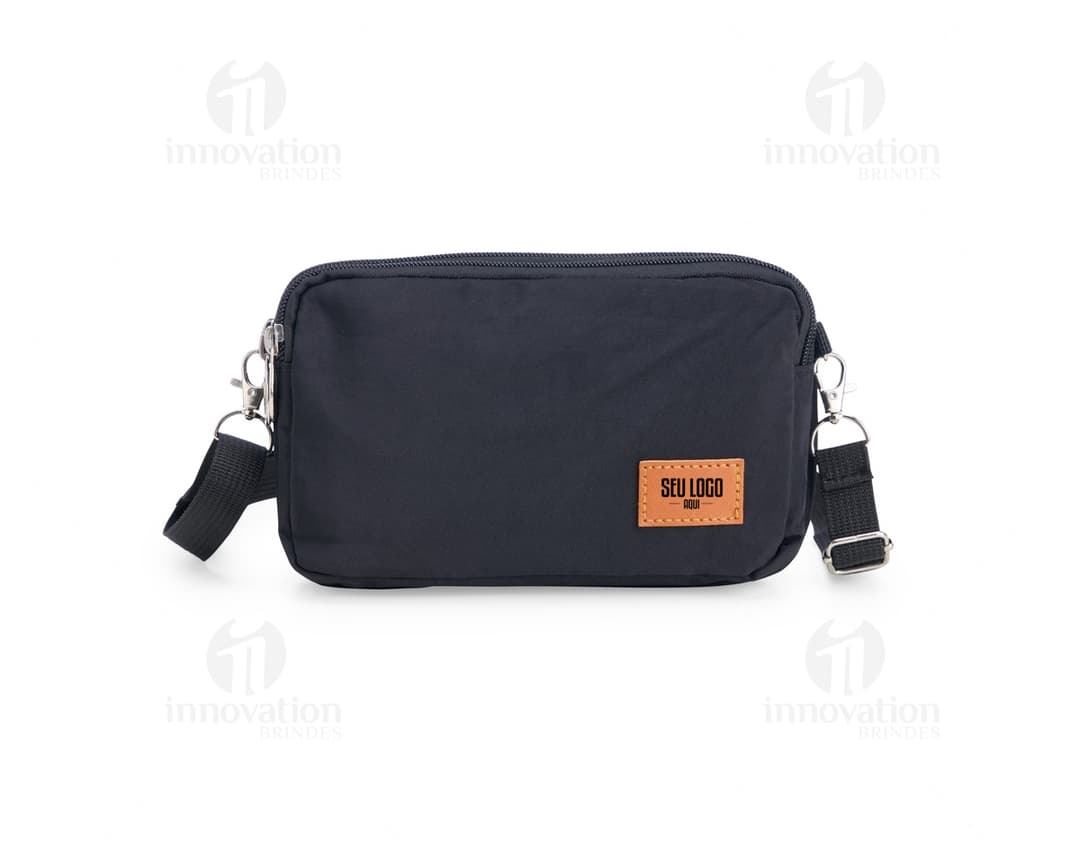Mini Bolsa Transversal de Nylon preta, ideal para viagens e negócios. Possui alça ajustável, fecho em zíper e design moderno e elegante. Ótima opção para transporte de dinheiro e objetos pessoais com segurança.