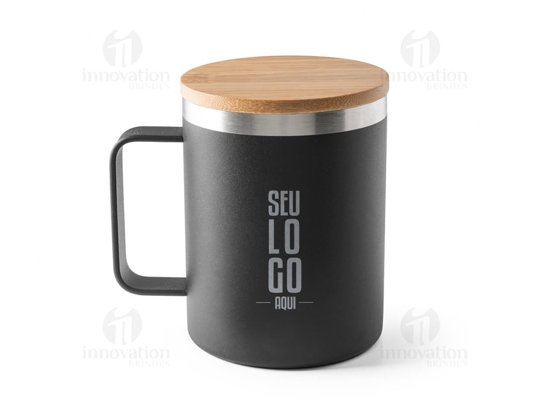 Copo de aço inoxidável com alça, ideal para servir café, chá ou outras bebidas quentes. O copo é de cor prateada, com design moderno e elegante, perfeito para o café da manhã ou para relaxar em um restaurante. É resistente e durável, proporcionando uma experiência de bebida agradável.