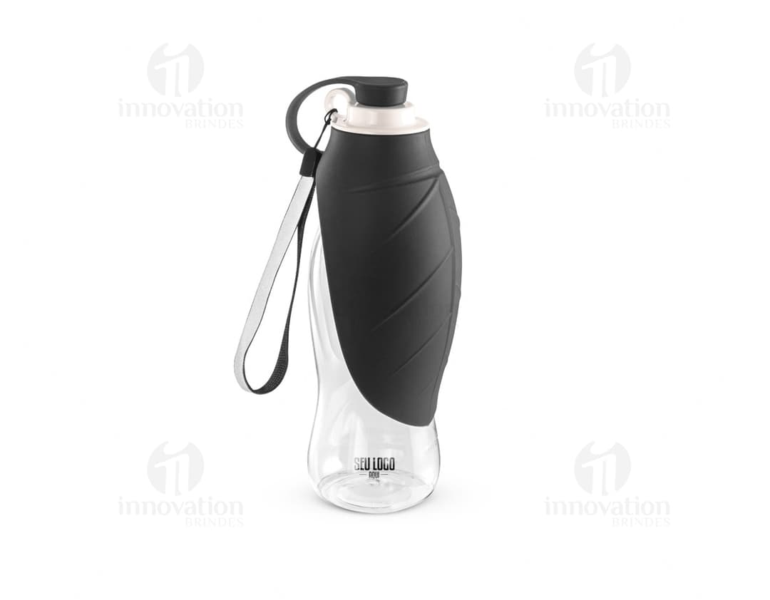 Squeeze para PET transparente com tampa e rótulo. O recipiente contém líquido limpo e fresco. Ideal para armazenar água, bebidas ou produtos de higiene.