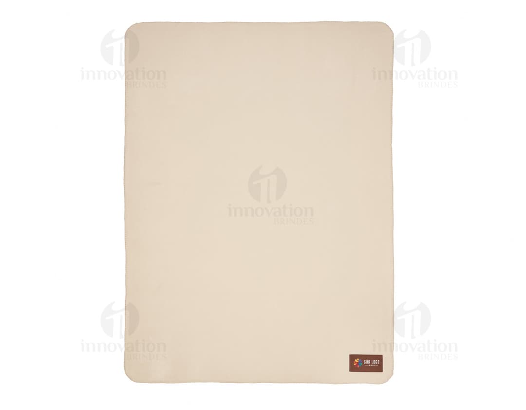 Pilha de livros, caixa de papel vazia e lanche de queijo sobre uma mesa de escritório.