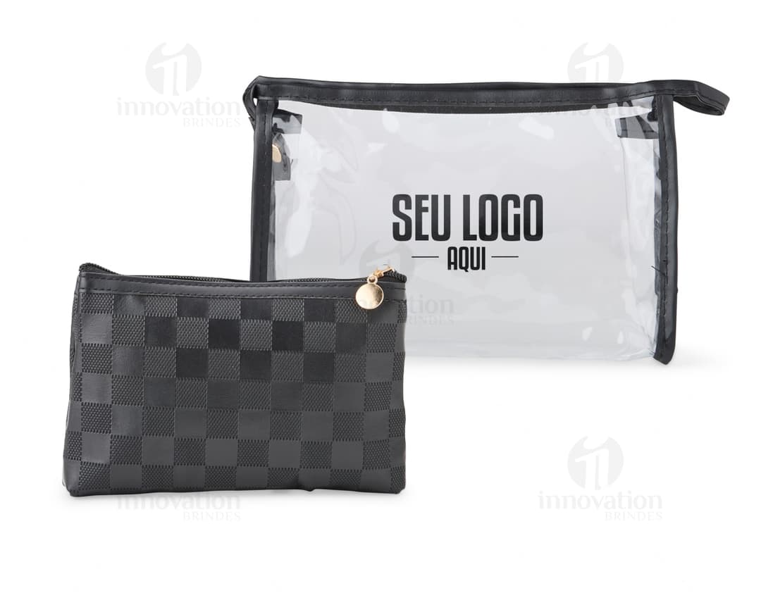 Mailbag de couro vazio em design vintage, com alça de metal e detalhes de decoração. A imagem mostra uma nécessaire de duas peças em estilo moderno e retro, indicada para uso em viagens ou como acessório de moda.