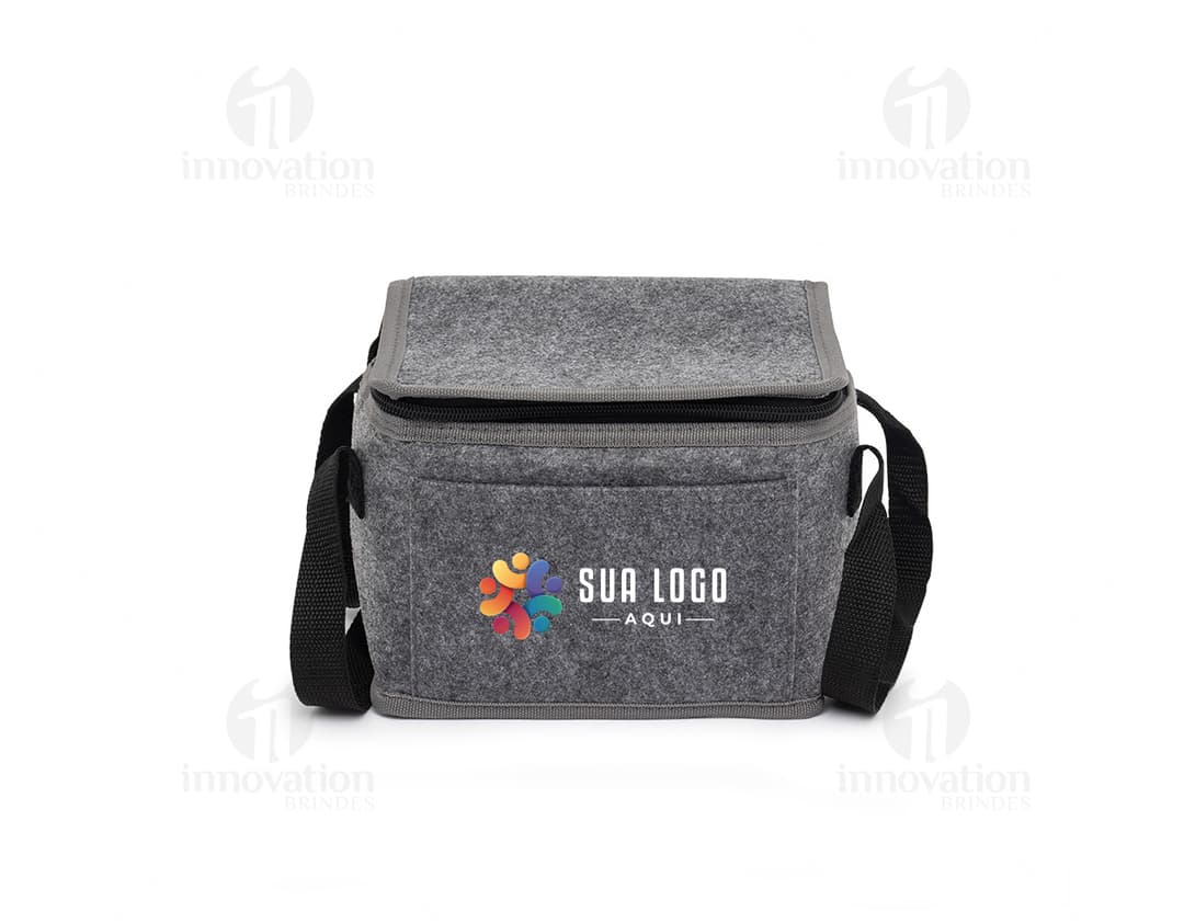 Bolsa térmica de 5 litros em um ambiente doméstico, próximo a uma torradeira e outros utensílios de cozinha. A bolsa está vazia, feita de material durável e em tom de marrom, com detalhes em metal.