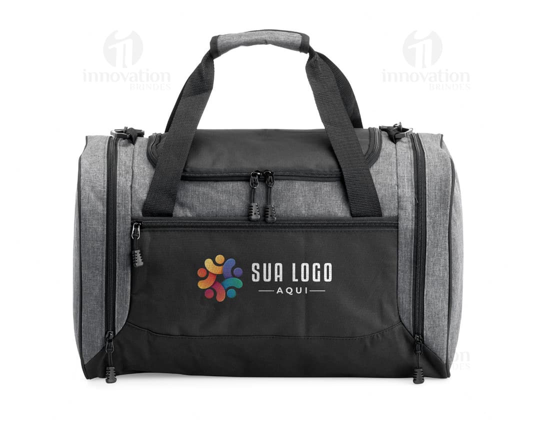 Bolsa esportiva de couro na cor preta, com capacidade de 46 litros, alça de ombro, fecho de zíper, design moderno e elegante. Ideal para viagens, academia, ou passeios casuais.