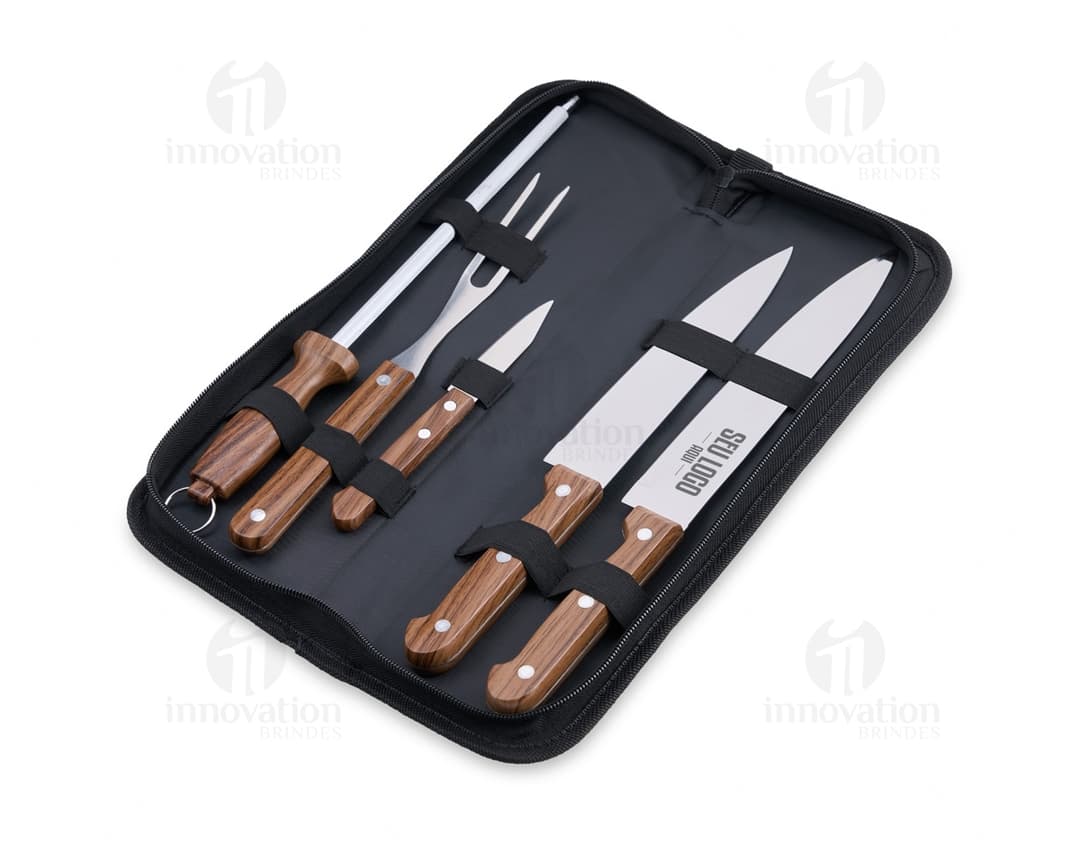 Kit churrasco de 5 peças, contendo faca, garfo, espátula, pegador e amolador. Feito de metal e madeira, ideal para uso em churrascos em casa ou no trabalho. Acompanha estojo de couro para transporte e armazenamento seguro. A ferramenta perfeita para os amantes de churrasco e para quem gosta de preparar carne de forma prática e eficiente.