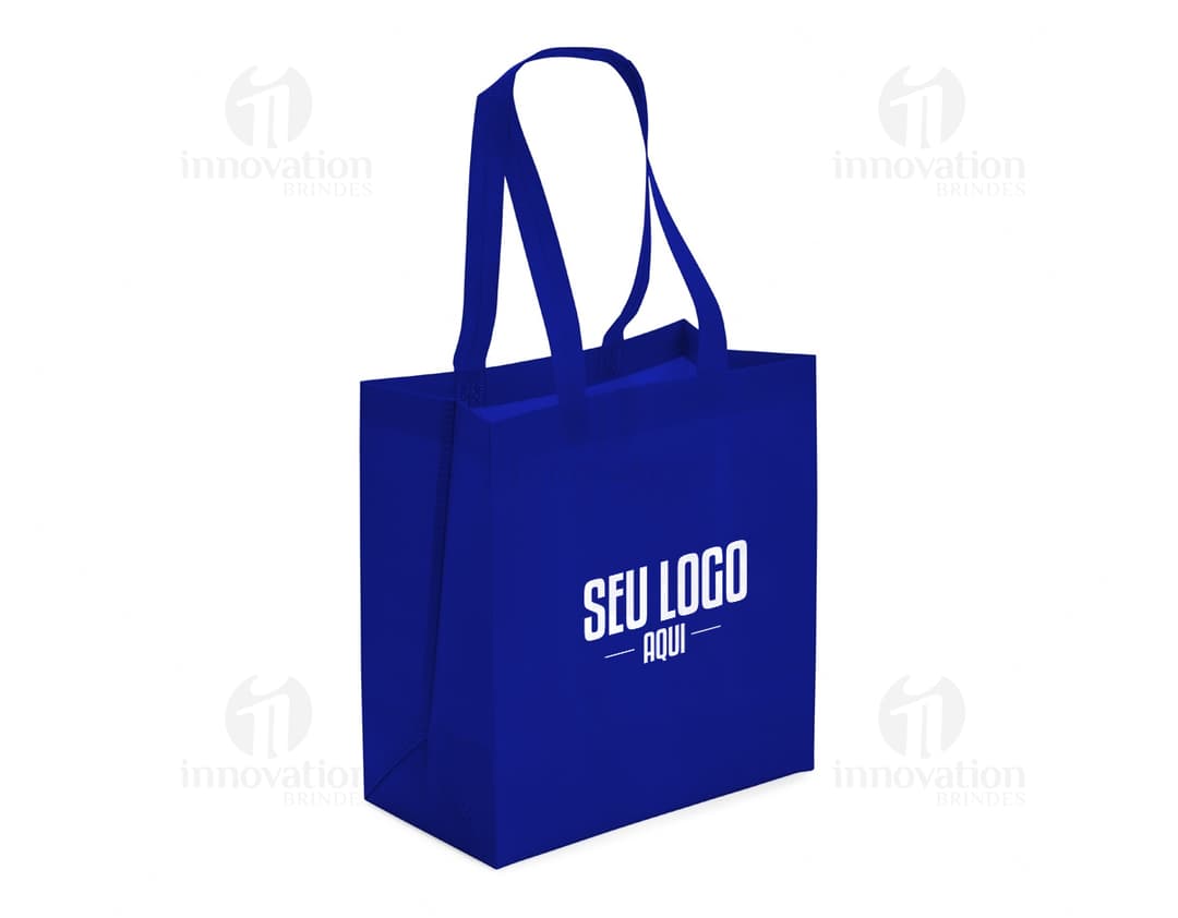 Sacola TNT na cor verde com alças pretas em um fundo branco.