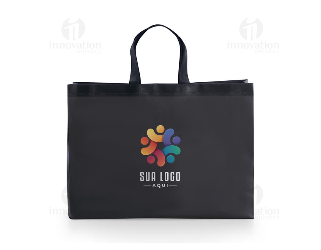 Sacola TNT dourada com laço de fita vermelha, utilizada como embalagem para presentes de várias ocasiões, como aniversários, festas e datas comemorativas.