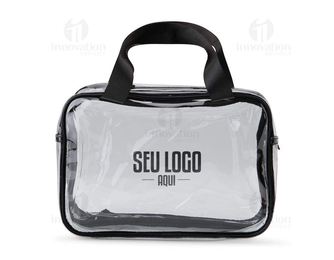 Nécessaire PVC em tom azul marinho com fecho em zíper e etiqueta de marca transparente.