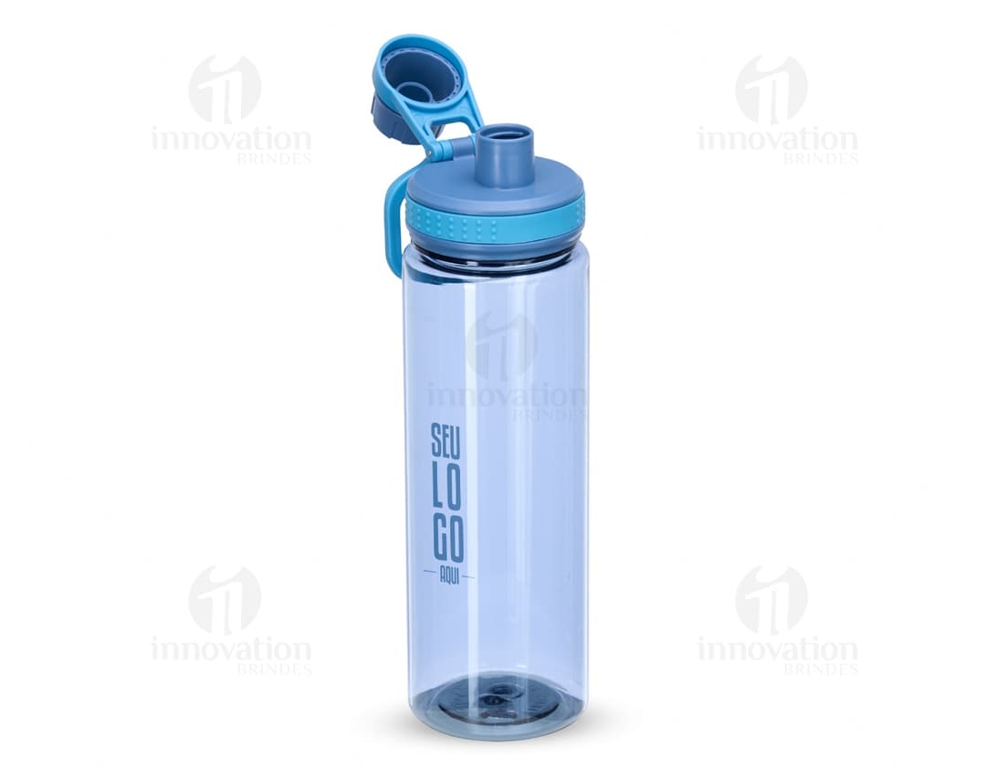 Garrafa plástica de 750ml de cor transparente, com tampa de rosca na cor azul.