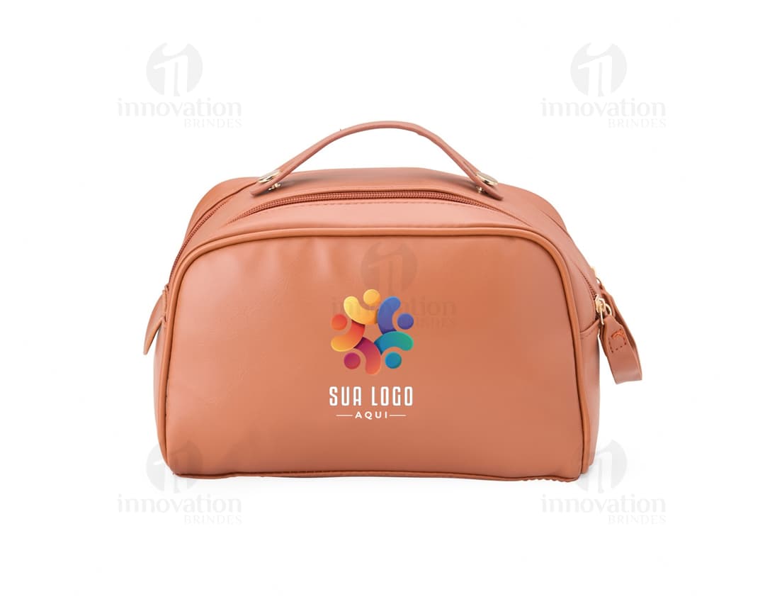 Nécessaire em material sintético disponível em várias cores, possui design moderno e compacto com fecho em zíper.