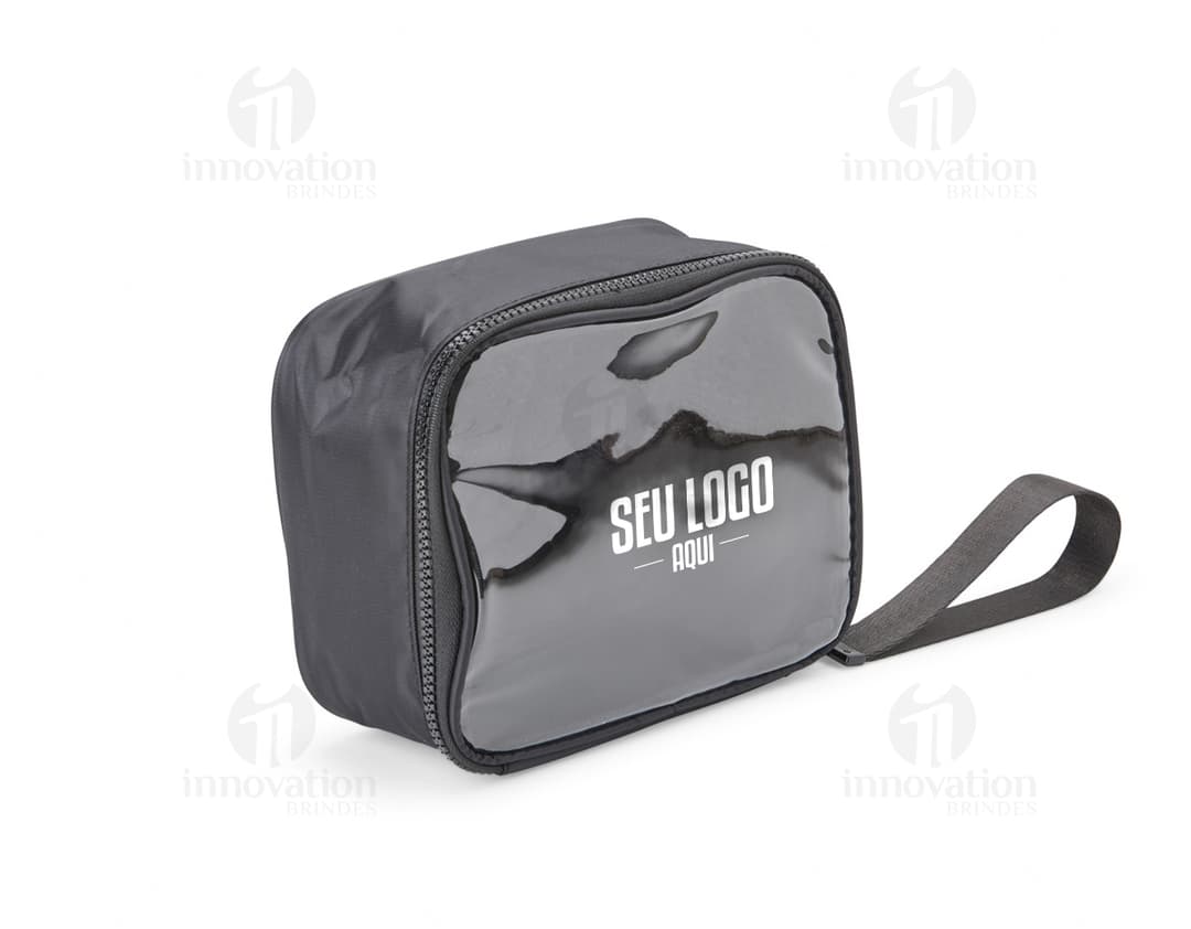 Nécessaire Nylon preta com zíper e alça lateral, ideal para armazenar itens de higiene pessoal e maquiagem.