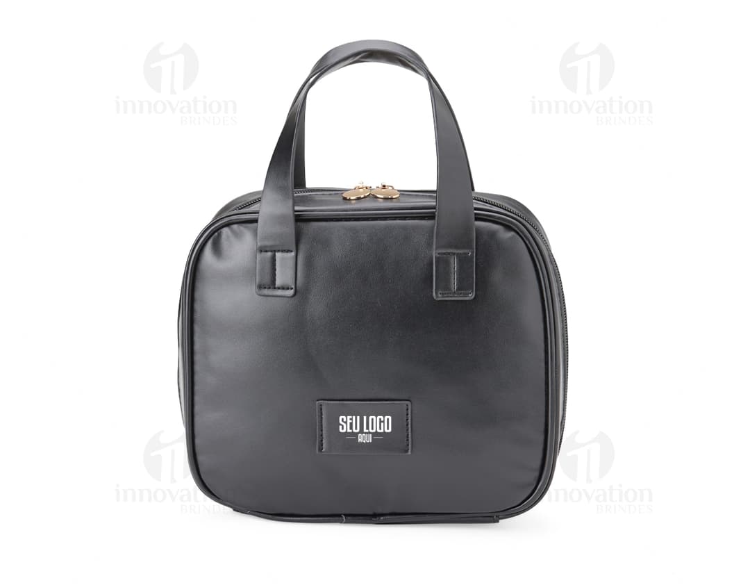 Nécessaire de couro sintético preto com fecho de zíper e alça lateral, sobre fundo branco.