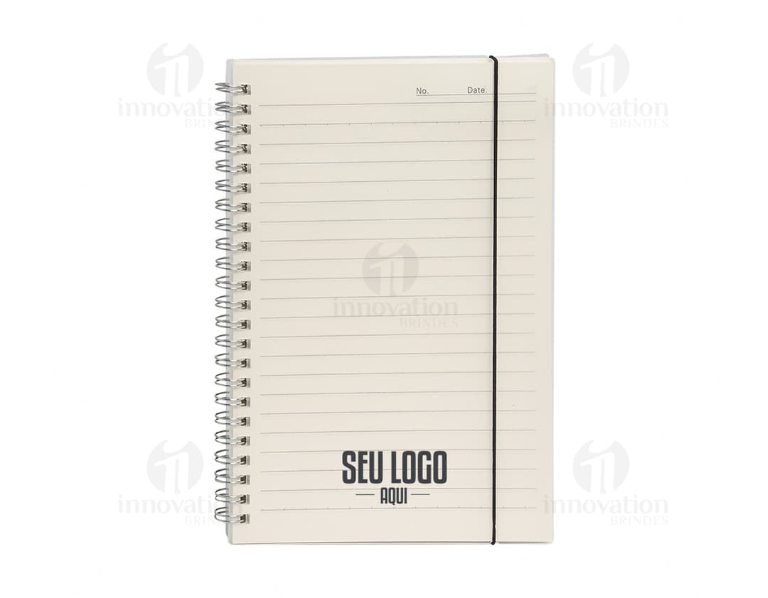 Produto: Caderno A5 Plástico. Cor rosa com capa plástica, tamanho A5 e folhas pautadas.