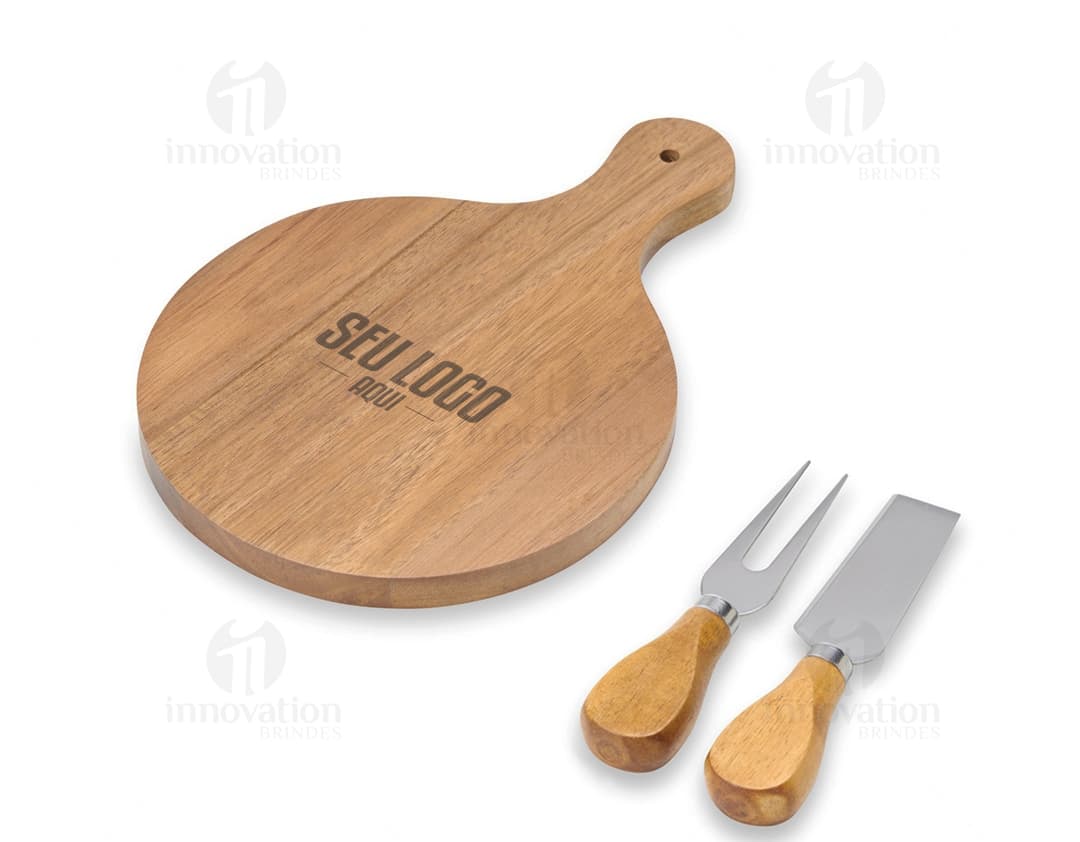 Kit queijo de 3 peças em aço inoxidável e madeira, contendo faca, garfo e espátula. Ideal para servir queijos de forma prática e elegante.