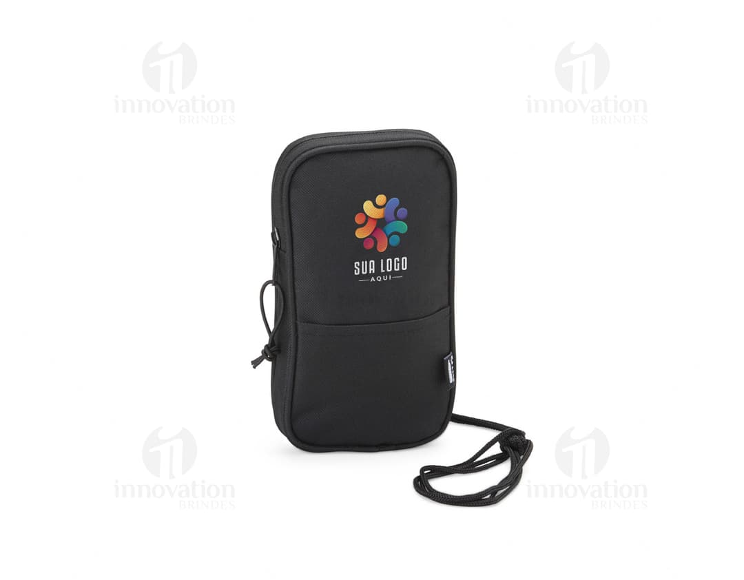 Mini Bolsa Transversal de rPET em preto, moderna e tecnológica, com compartimentos para celular, instrumentos de metal, camera digital, computador e equipamentos de comunicação wireless. Ideal para viagens de negócios ou passeios, a bolsa é compacta e resistente, feita de plástico reciclado.