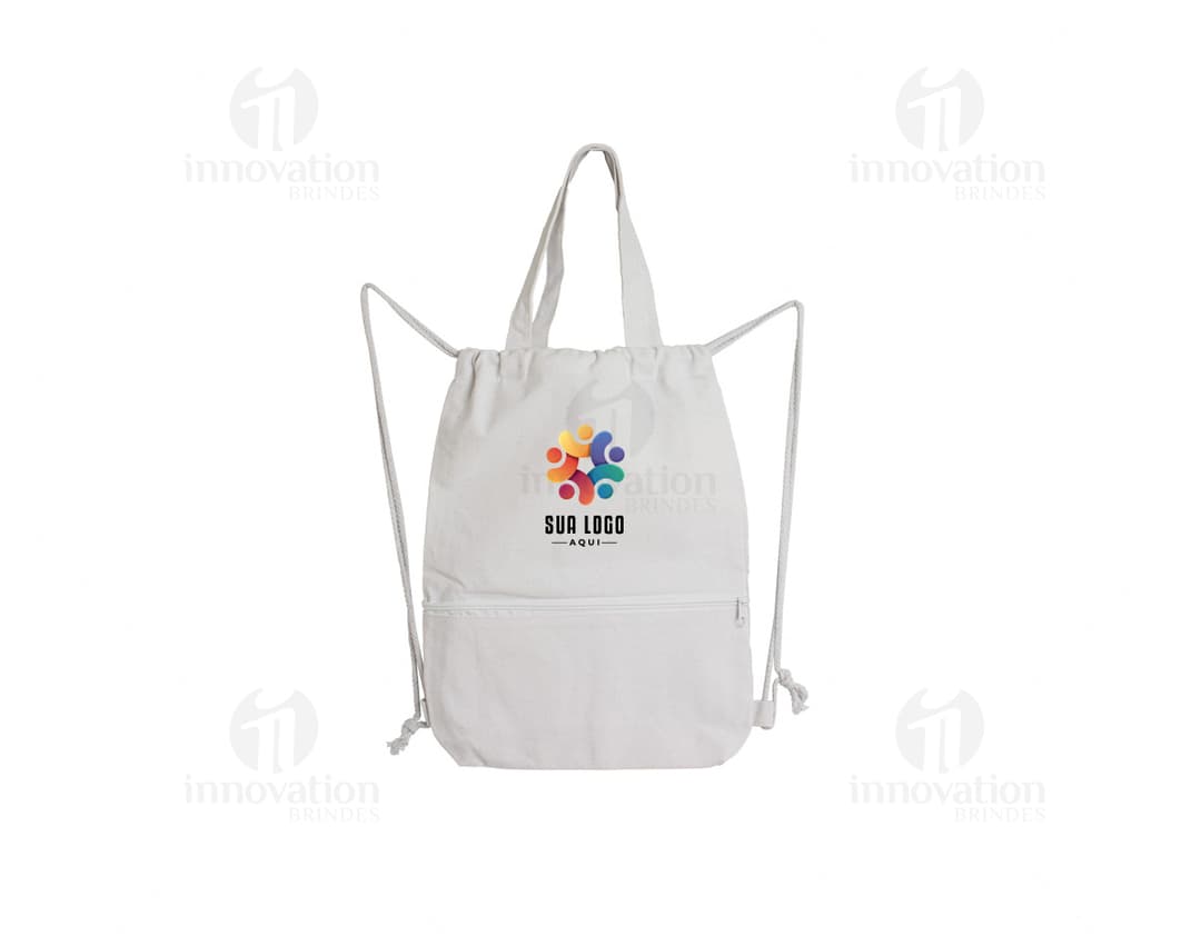 Mochila Saco Lona preta feminina, com alças de couro e zíper. Design elegante e casual, ideal para carregar objetos pessoais.