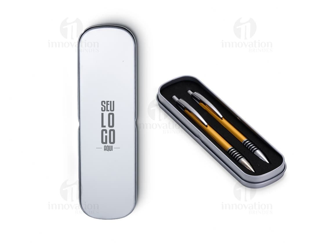 Conjunto de caneta e lapiseira fabricados em metal, ideais para escrita e trabalho de escritório. A caneta apresenta um design elegante na cor preta, enquanto a lapiseira possui um acabamento prateado. Ambos os itens são ferramentas de alta qualidade, com detalhes em aço e plástico. Perfeitos para uso escolar, profissional ou financeiro.