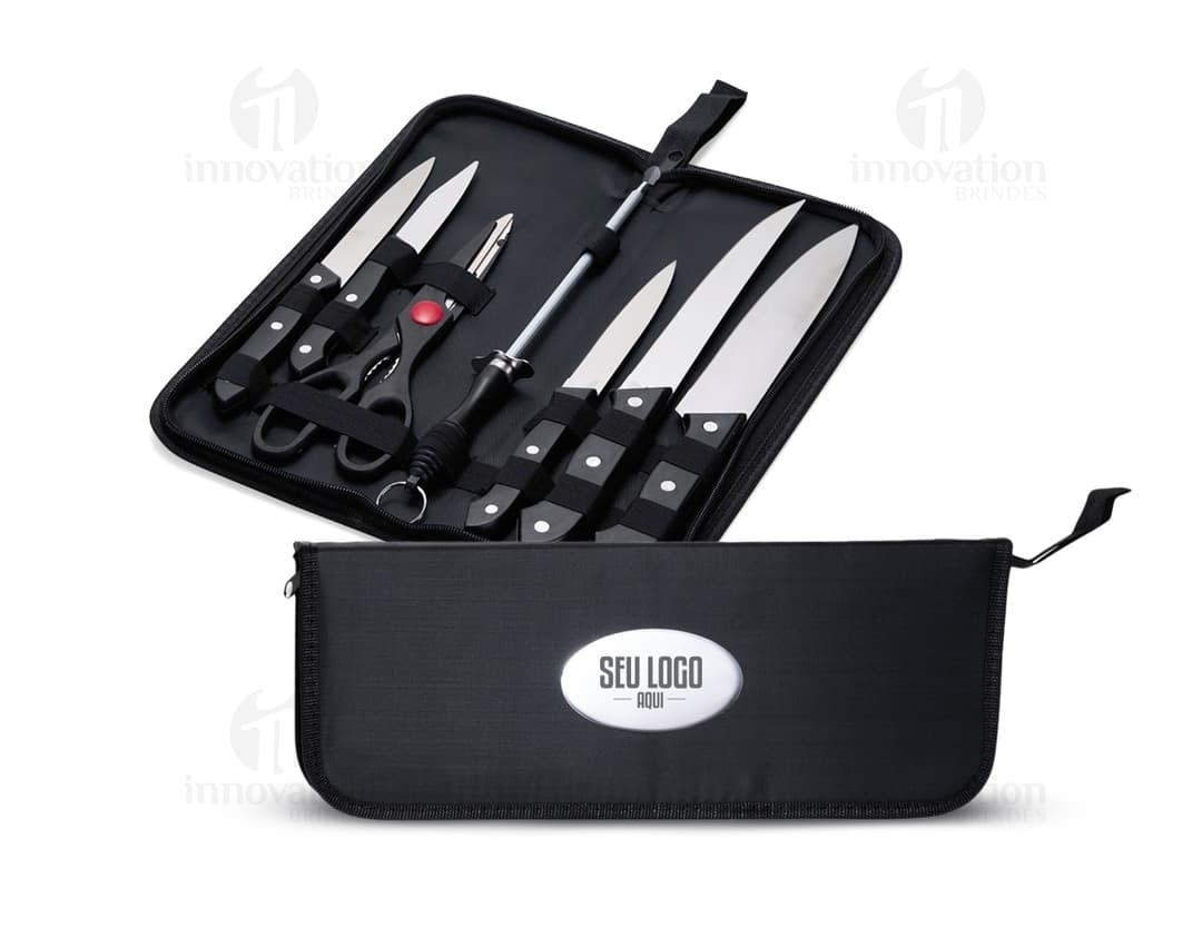 Kit churrasco de 7 peças em aço inoxidável, incluindo faca, garfo, pinça, espátula, escova de limpeza, amolador e maleta preta. Ideal para o amante de churrasco que busca qualidade e praticidade em suas ferramentas.