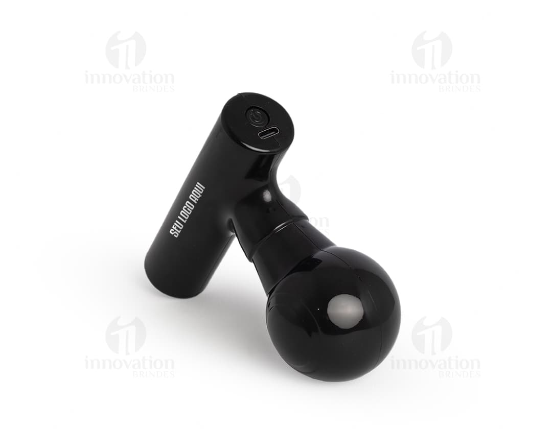 Desenho 3D de um homen utilizando um Massageador Portátil de forma cartoon. A imagem mostra um personagem masculino com um equipamento de massagem na mão, simbolizando a ideia de relaxamento e bem-estar.