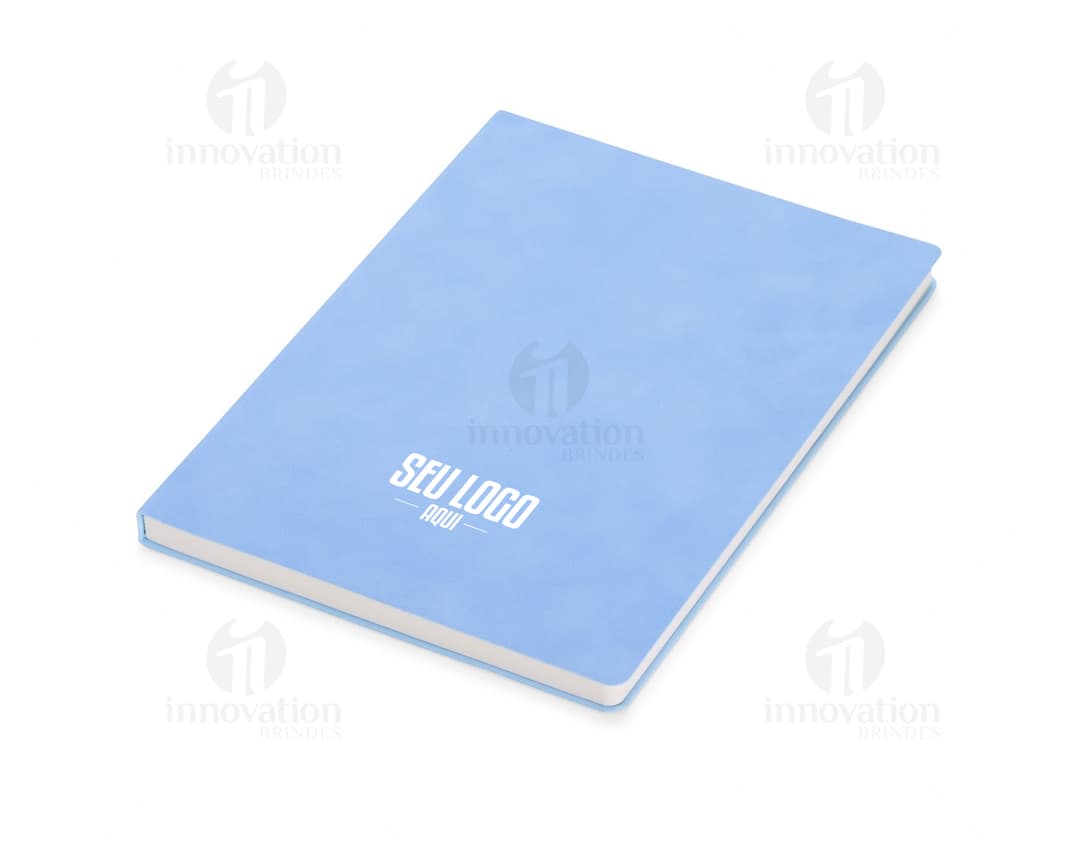 Caderno B5 PU preto sobre uma mesa de escritório, ao lado de um laptop, teclado, mouse e disco de vídeo. A imagem também mostra um disco óptico, botões, tela de monitor, tecla e conectividade wireless.