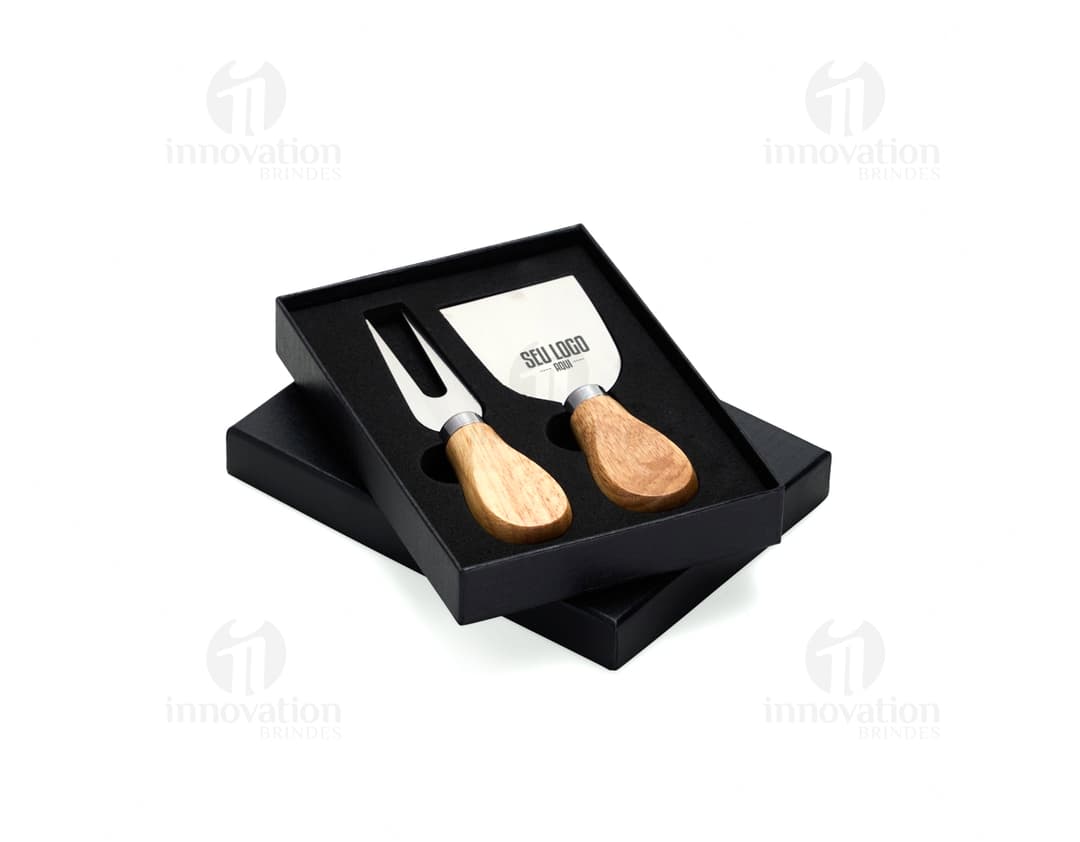 Kit Queijo 2 Peças em madeira de cor preta e marrom. Inclui uma ferramenta de moldar queijo e um carimbo para selar. Retrata um objeto de design artesanal ideal para menu de café da manhã, almoço e jantar.