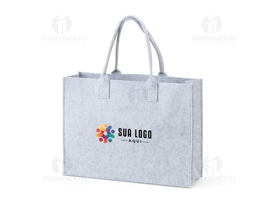 Sacola de feltro marrom, moderna e elegante, com fecho de metal e alças de couro. Ideal para compras e presente. Seguro e resistente, perfeito para proteger suas compras e pertences.