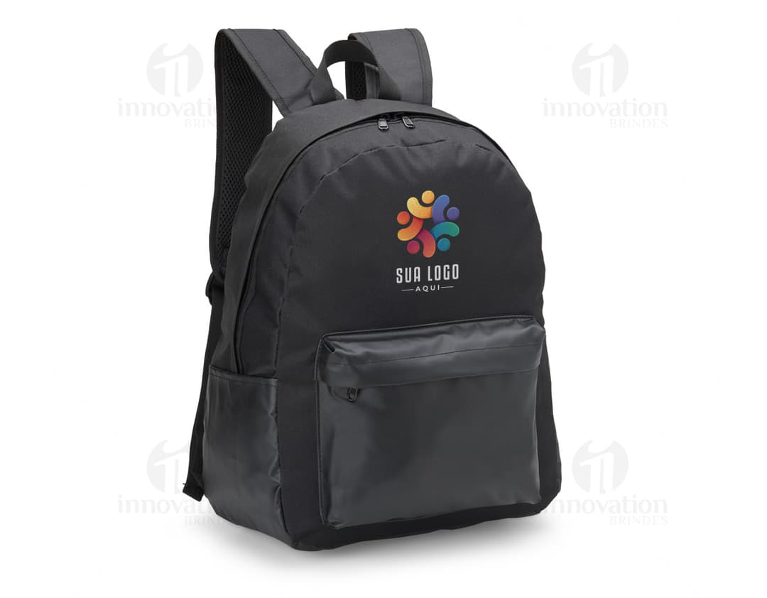 Mochila Nylon 33 Litros preta, resistente e moderna, ideal para viagens e transporte de equipamentos. Com alças de couro, zíper, bolsos e alças ajustáveis. Perfeita para quem busca praticidade e estilo em suas atividades do dia a dia.