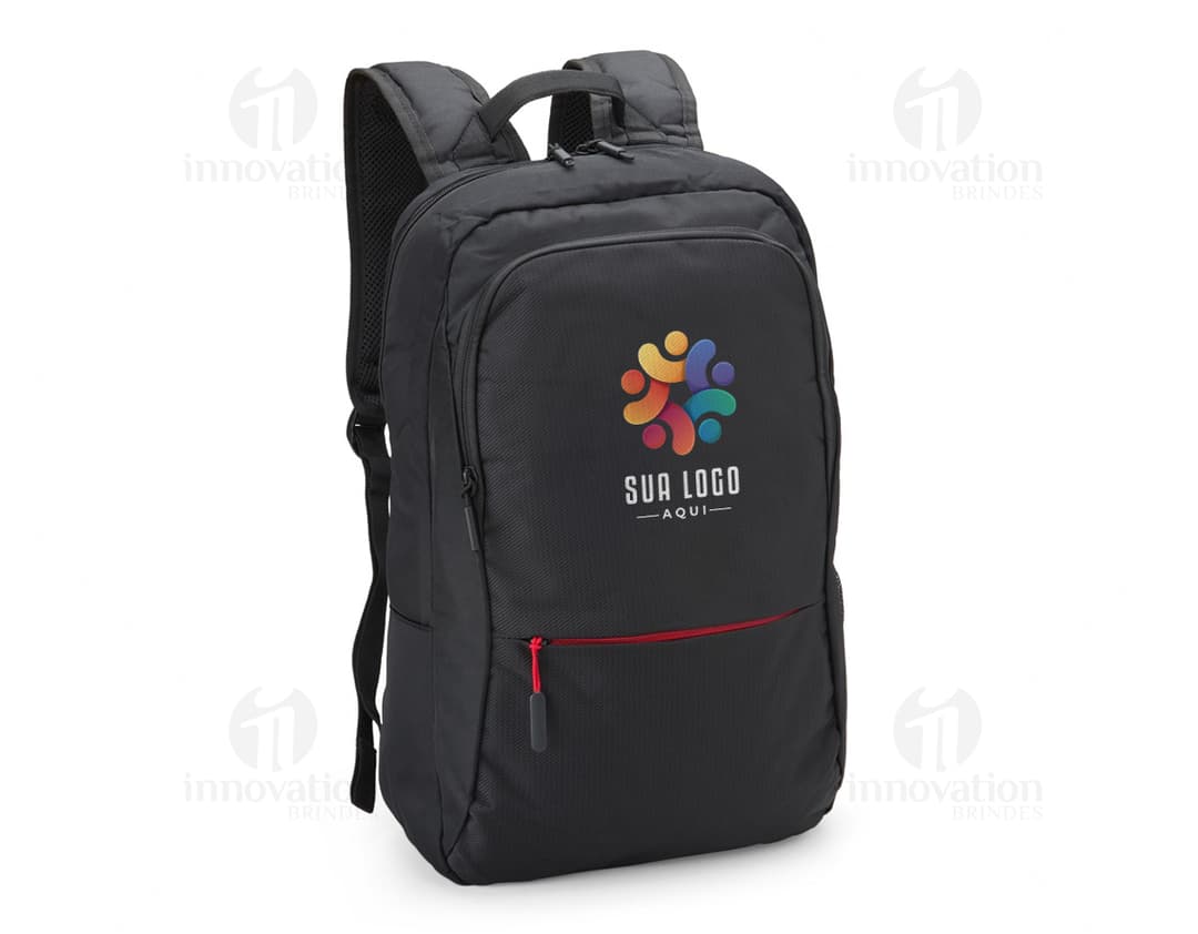 Homem de negócios sorridente e bem-sucedido em um terno preto, segurando uma mochila de nylon de 25L. O homem está em pé, olhando confiante e feliz, em um ambiente de escritório moderno.