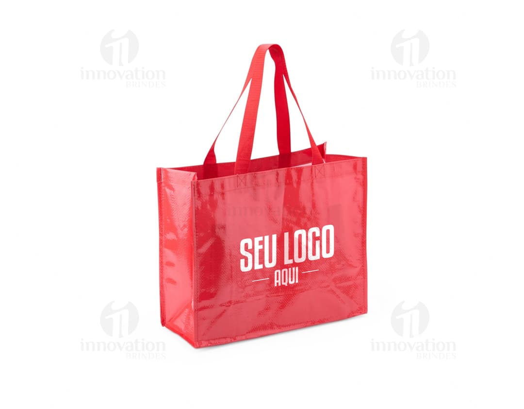 sacola plástica amarela vazia com alça de papel em um fundo branco.